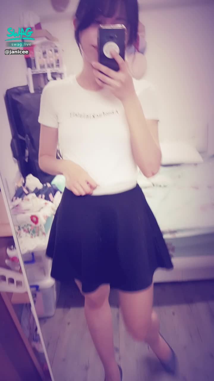 janicee : 白色短上衣會透出內衣的痕跡👠
露腰的裝扮與迷你裙♥️
be your cheerleader💓