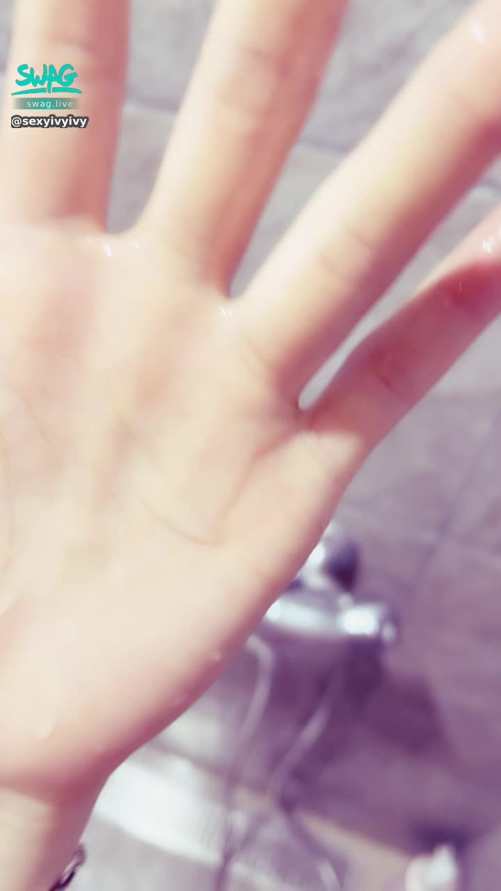 sexyivyivy : 寶貝是不是想要把手放進來
一起溫暖了😈😈😈
還是身體抹滿沐浴乳
滑到我身上💕