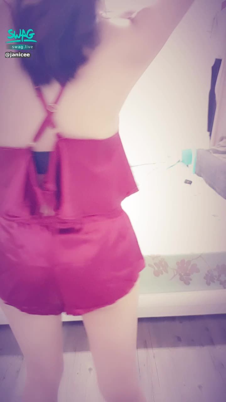  : 趴下🎀
背後美背交叉的設計💙
緞面紅睡衣💗
red satin sleepwear💫