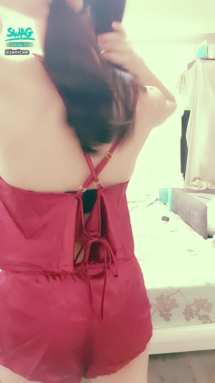  : 客人指定的紅睡衣😈
趴在床上，露出臀線💋
想拆開鏤空露背的綁帶嗎？💛
緞面紅睡衣♥️
red satin sleepwear👠