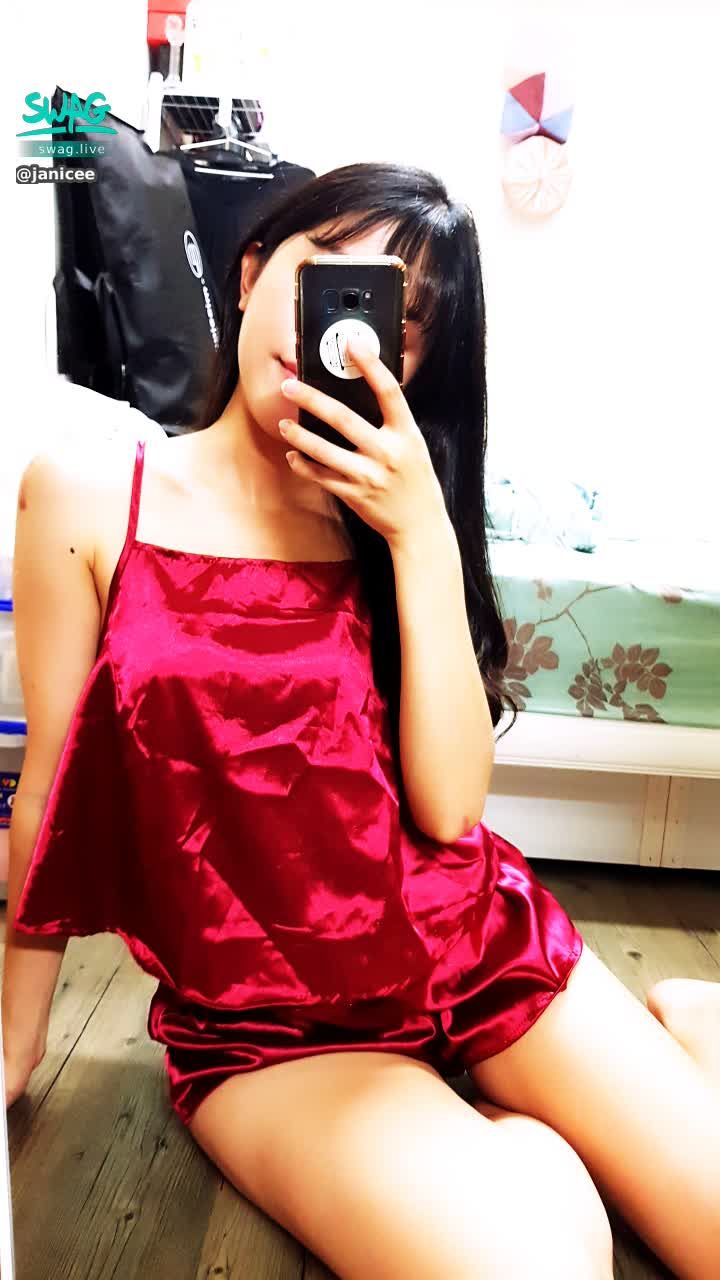  : 紅色睡衣靜照💛
red satin sleepwear👠