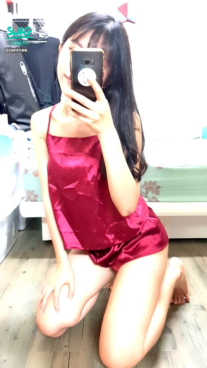  : 客人指定的紅睡衣😈靜照♥️
red satin sleepwear👠
