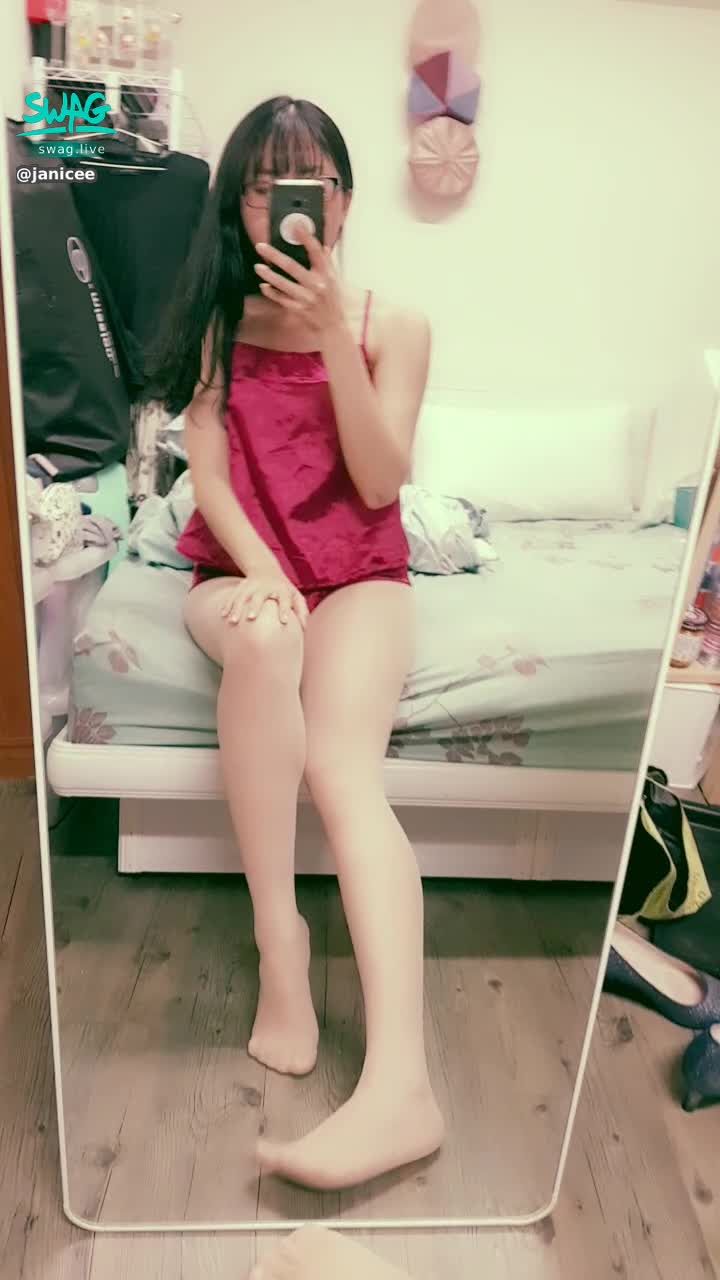  : 客人指定的膚色絲襪與腳趾😈
紅色中式肚兜睡衣🌹
silk stocking with red satin👠