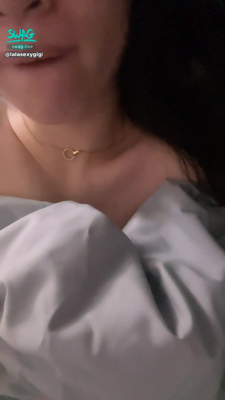 lalasexygigi : 換了新床單好舒服😌但我比較想讓你給我舒服🙊