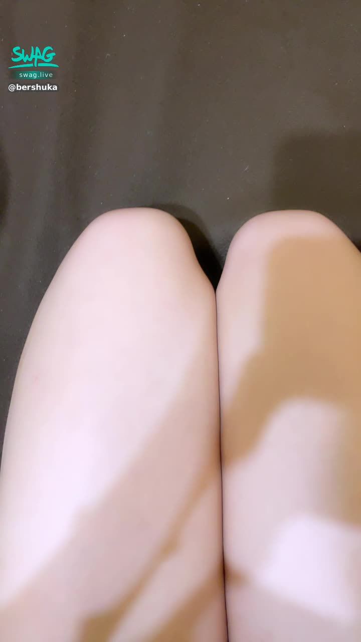bershuka : ⚠️抱歉😭上一篇沒打到禮物名稱，請以此篇為主⋯（此篇以後發的都是修正新版🙏）

🔥茉茉12月新拍黑絲襪淫片火辣出爐🔥
私訊送茉茉《黑紫鑽*10/ㄧ組》得極致性感色誘12分鐘！
讓你硬梆梆想射🙈以下通通有！👇🏻👇🏻
✅長腿美臀性感搖，性感色脫衣
✅茉茉舔你🙈㊙️淫蕩脫內褲
✅粉嫩白虎穴穴淫蕩自慰
✅大膽掰開美穴讓你看最深入的茉茉
✅茉茉高潮淫穴流出白汁
💙拍攝背景超美💙