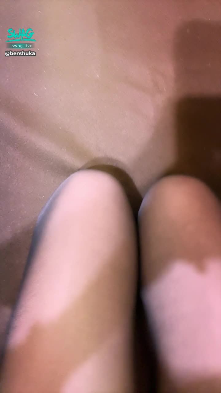 bershuka : 🔥茉茉12月新拍黑絲襪淫片火辣出爐🔥
送茉茉《黑紫鑽*10/ㄧ組》🉐️極致性感色誘12分鐘！
讓你硬梆梆想射🙈以下通通有！👇🏻👇🏻👇🏻
✅長腿美臀性感搖，性感色脫衣
✅茉茉舔你㊙️淫蕩脫內褲
✅粉嫩白虎穴穴淫蕩自慰
✅大膽掰開美穴讓你看最深入的茉茉
✅茉茉高潮淫穴流出白汁

💙拍攝背景超美💙