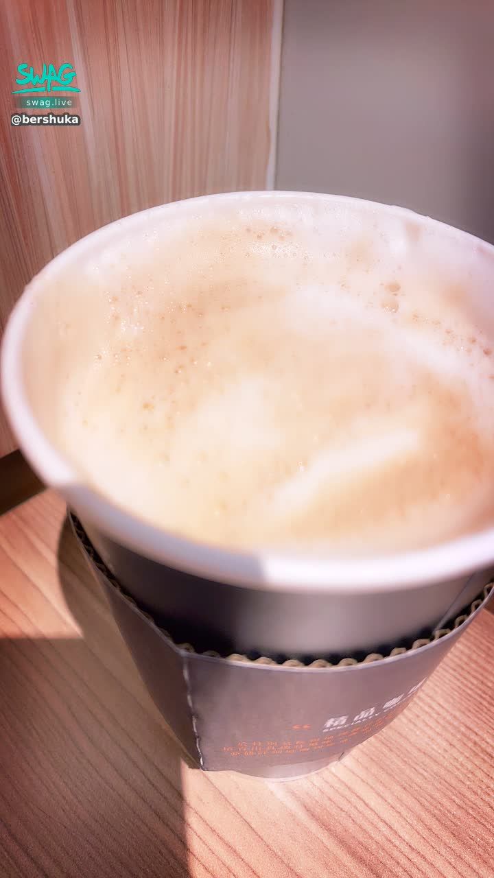  : good afternoon 😘 work on tuesday 💪🏿
This is Momo's second cup of coffee today 😴😴😴