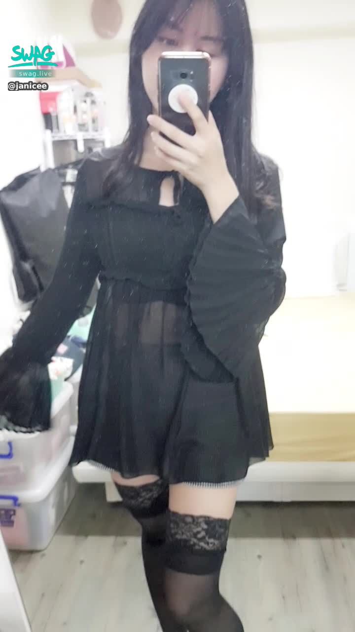 janicee : Dolly⭐
可愛與性感兼具的外出服👠
配上黑絲的絕對領域💋
black and chiffon🎀