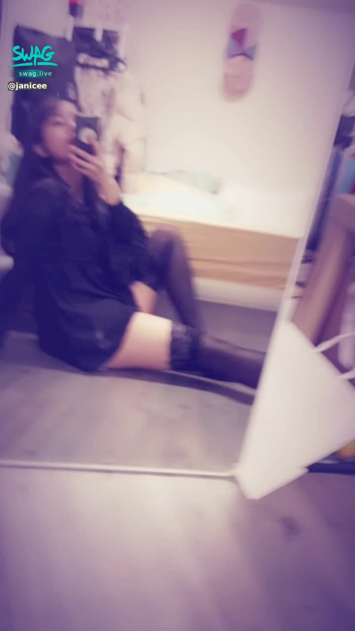 janicee : 地板上蕾絲大腿襪的性感動作🌹
可愛與性感兼具的外出服👠露出絕對領域💋
black and chiffon🎀