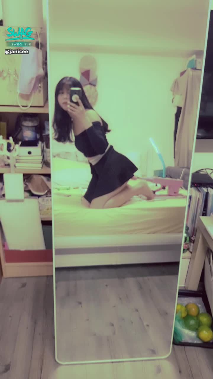 janicee : 炮機啟動💗1-2段速💋
低速抽插蜜穴中💋
太緊了，低速進出時總是充滿阻力😈
今天用的是上彎的陽具🍌
with my pink machine♥️