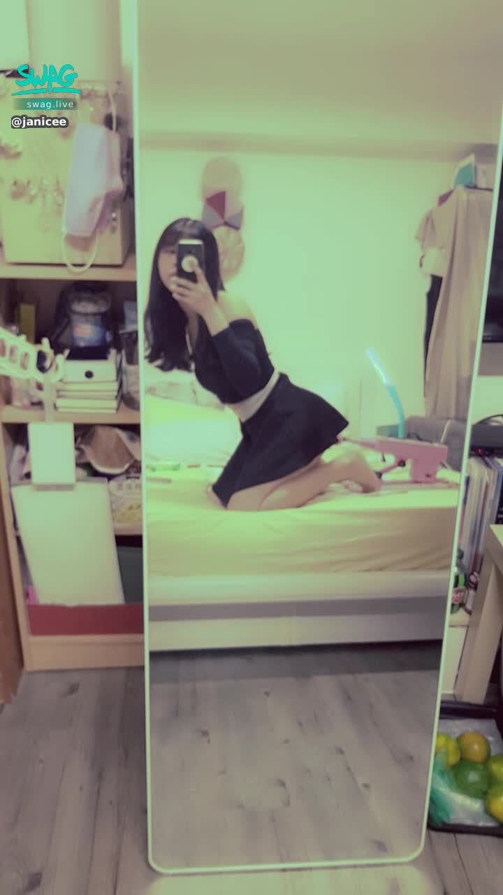 janicee : 炮機2~3段速🌹🌹🌹
加速抽插蜜穴中💋
小穴夾太緊了，進出時充滿阻力，機身都在晃動😈
今天服務我的是上彎的陽具🍌
with my pink machine🎀