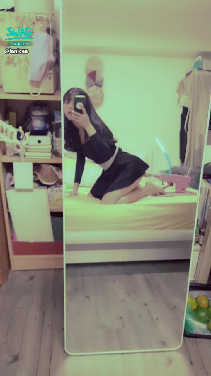 janicee : 炮機3~4段速🍌🍌
猛烈抽插蜜穴中💋小穴夾太緊了，進出時充滿阻力，可以看到機身都在晃動，插到底時機器還會卡住😈
今天服務我的是上彎的陽具🍌
with my pink machine🎀