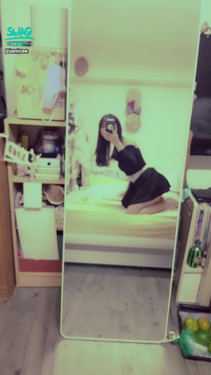 janicee : 炮機4~5段速🍌🍌
猛烈抽插蜜穴中💋小穴夾太緊了，進出時充滿阻力，機身都在晃動😈
今天服務我的是上彎的陽具🍌
with my pink machine🎀