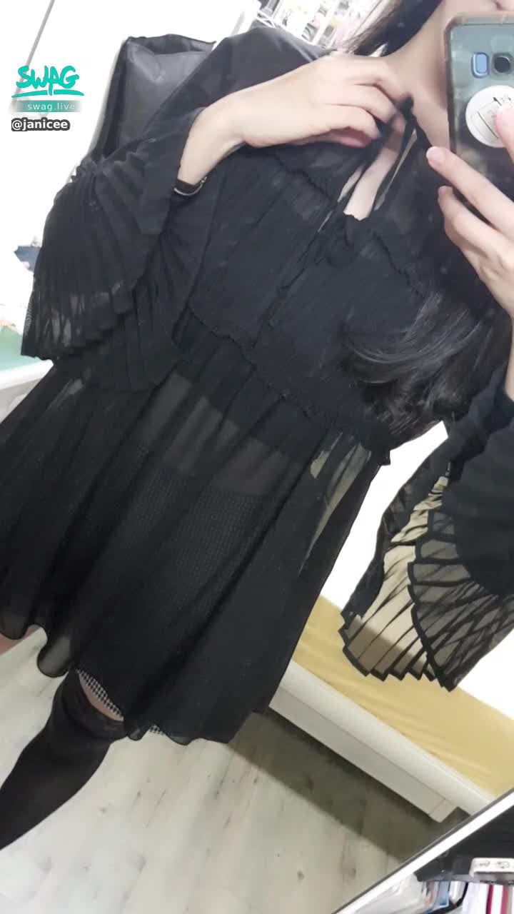 janicee : Dolly⭐
領口的雙層綁帶，與可愛的傘狀袖子👠
配上黑絲的絕對領域💋
black and chiffon🎀