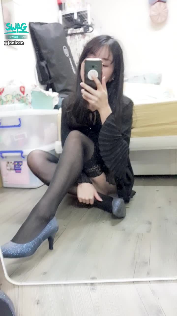 janicee : 地板上動作，短褲的褲底不小心曝光了👀😈
Dolly💗
黑絲的絕對領域💋
oops...👠