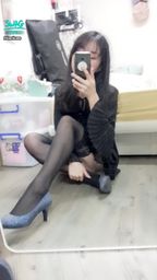 janicee : 地板上動作,短褲的褲底不小心曝光了👀😈
Dolly💗
黑絲的絕對領域💋
oops...👠