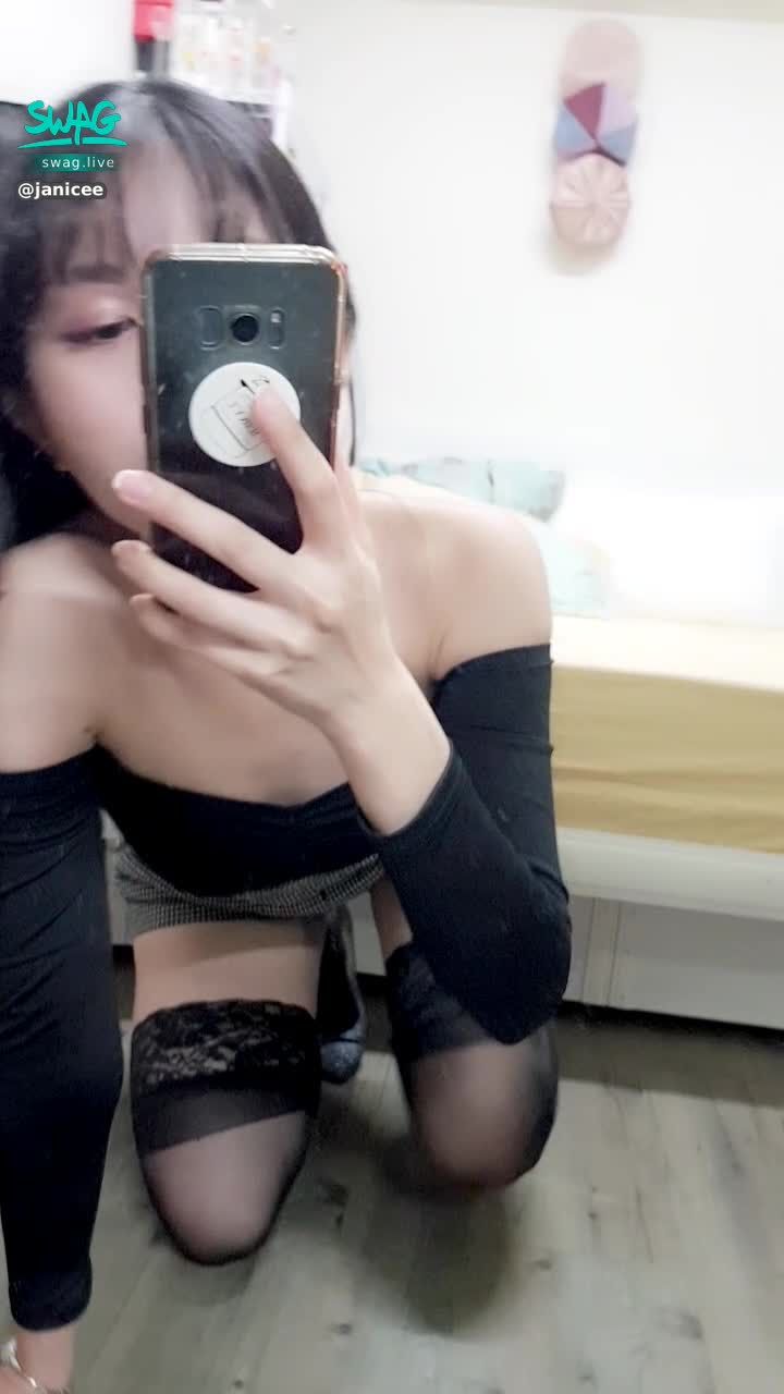 janicee : 趴低露出溝影的男友視角👀
黑色上衣，露出大面積的鎖骨與肩膀👠
黑長直的性感與清純💋
daily sexy 🌹