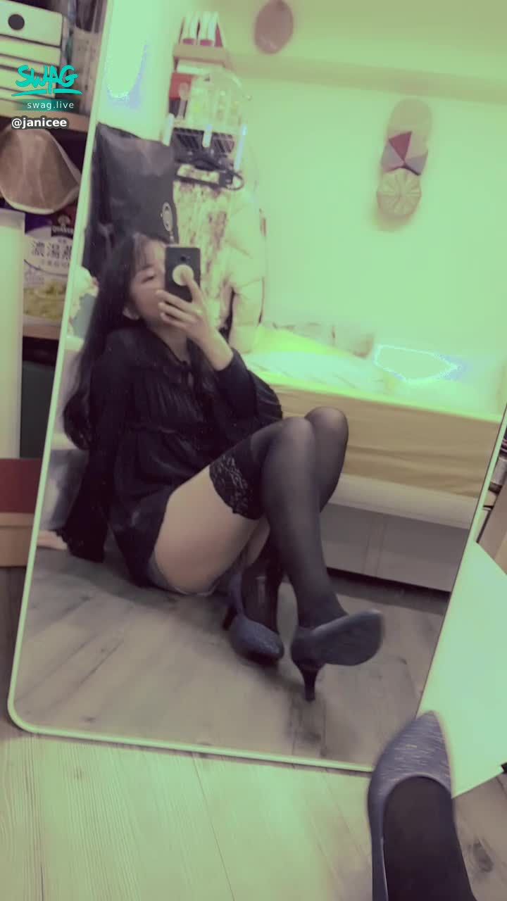 janicee : 看了一個滿空虛的展覽，逛一下就回家了👀
雪紡與黑絲的絕對領域，配上高跟鞋💋
black and chiffon🎀