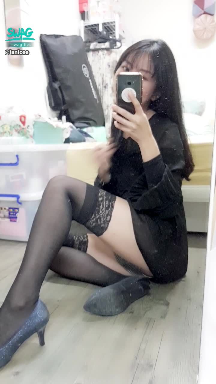 janicee : 閃亮耳骨夾與明顯的鎖骨💫
拉拉綁帶♥️
黑蕾絲的絕對領域💋
bling bling⭐