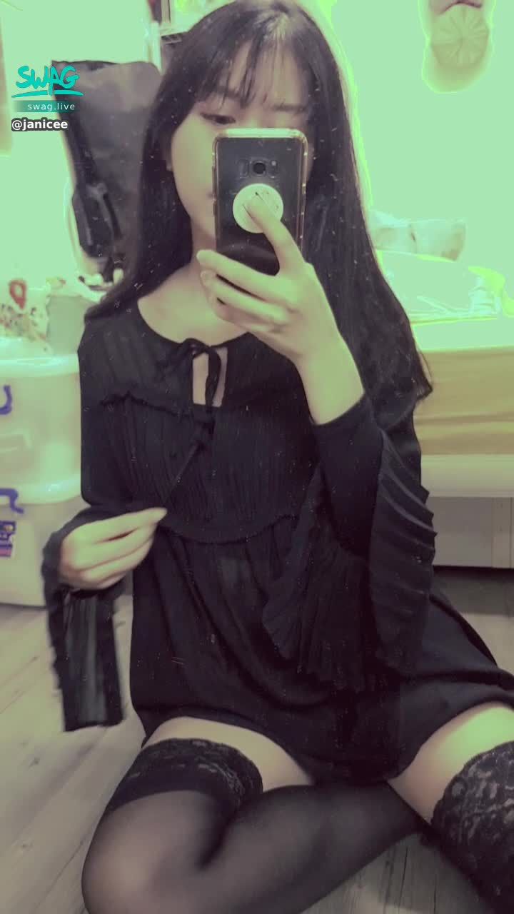 janicee : 解開綁帶，露出內襯的小可愛😈
透膚襯衫內的性感內著♥️
unpack💋