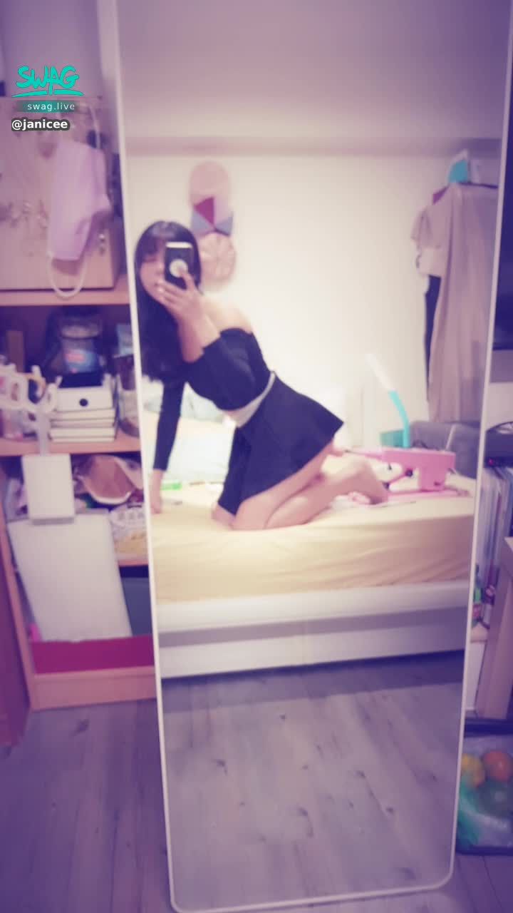 janicee : 炮機啟動💗
低速抽插蜜穴中💋
太緊了，低速進出時總是充滿阻力😈
今天用的是上彎的陽具🍌
with my pink machine♥️