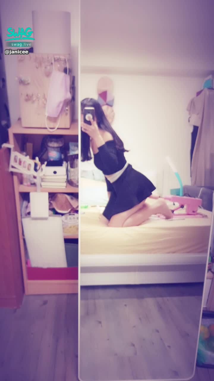 janicee : 炮機啟動🌹1到2段速🍌🍌🍌
低速抽插蜜穴中💋
太緊了，低速進出時總是充滿阻力😈
今天用的是上彎的陽具🍌
with my pink machine♥️