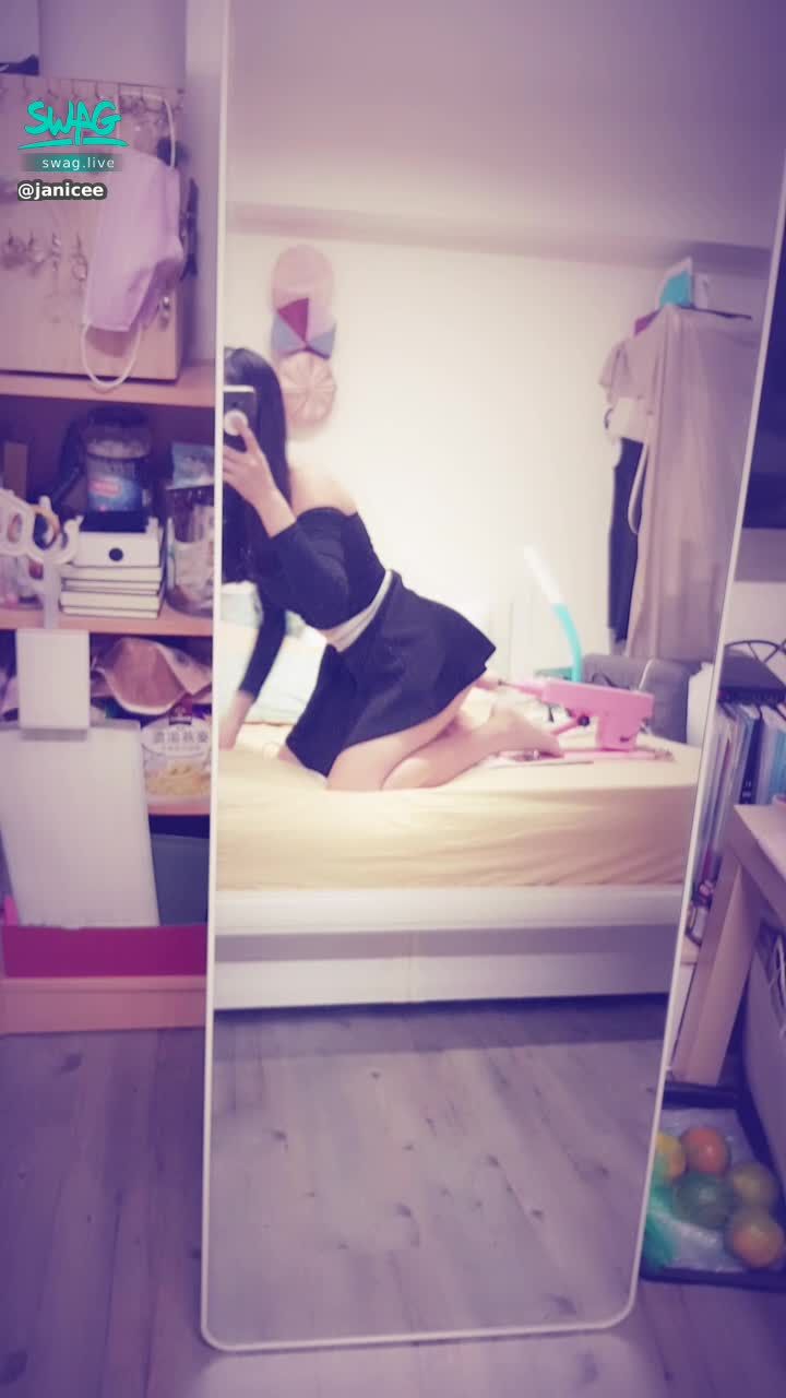 janicee : 炮機2~3段速🌹🌹🌹
加速抽插蜜穴中💋
小穴夾太緊了，進出時充滿阻力，機身都在晃動，插到最深處時機器還會動彈不得😈
今天服務我的是上彎的陽具🍌
with my pink machine🎀