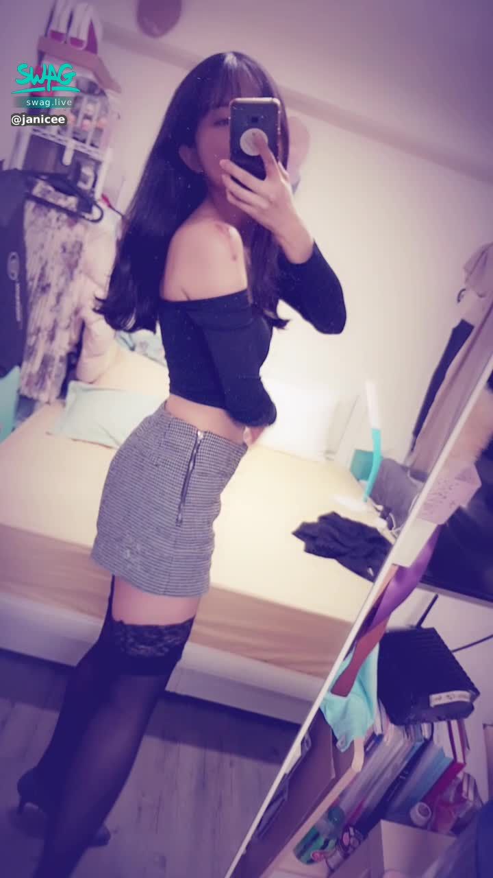 janicee : 肩膀與鎖骨發光的肌膚，低頭摸摸黑絲下好摸的大腿，露出姣好胸型💋
純色質感，彷彿能聞到髮香💫
黑長直的清純，配上性感露肩上衣💐
purely sexy🎀