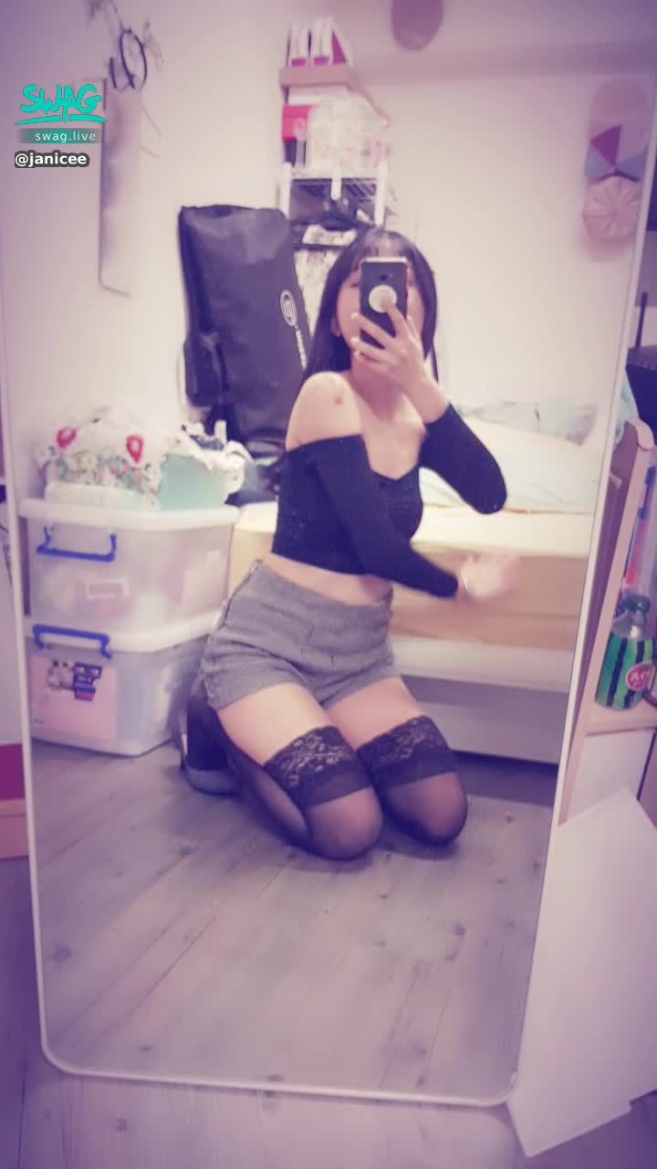 janicee : 床邊蹲低，柔嫩的鎖骨與肩膀👠
黑長直的性感內搭衣⭐
daily sexy 🌹