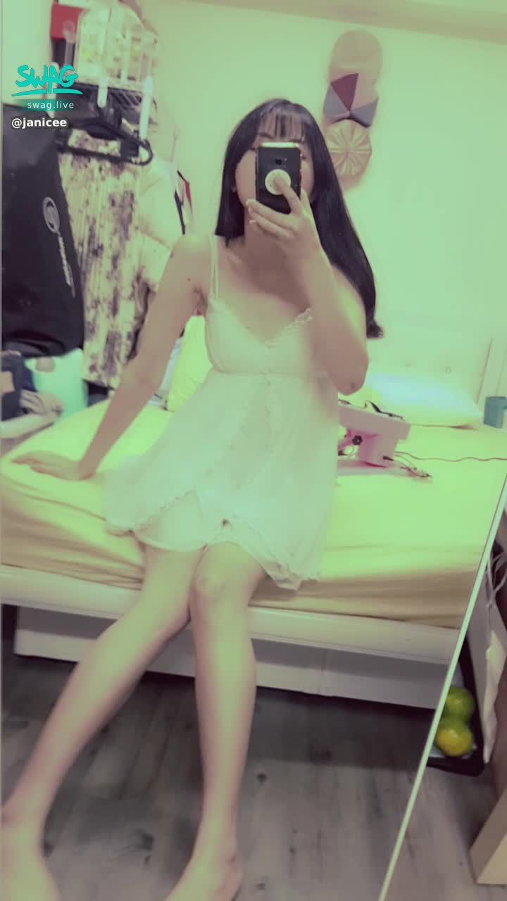 janicee : 性感清純白色低胸睡衣與粉紅色玩具🎀
低頭露出大片肌膚💙
錯過上次的活動了嗎？記得追蹤起來呀！
make a wish💐