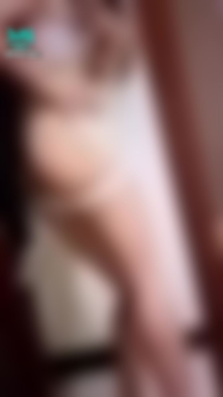 littletingting : 🙈🙈第一次拍人家白白嫩嫩的蜜桃🍑想要這樣的姿勢用力的打人家的屁屁😈😈