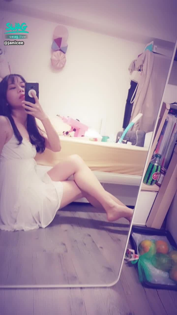 janicee : 地板上性感清純白色低胸睡衣，與床上的粉紅色玩具🎀
低頭露出大片肌膚💙
錯過上次的活動了嗎？記得追蹤起來唷💋
make a wish💐