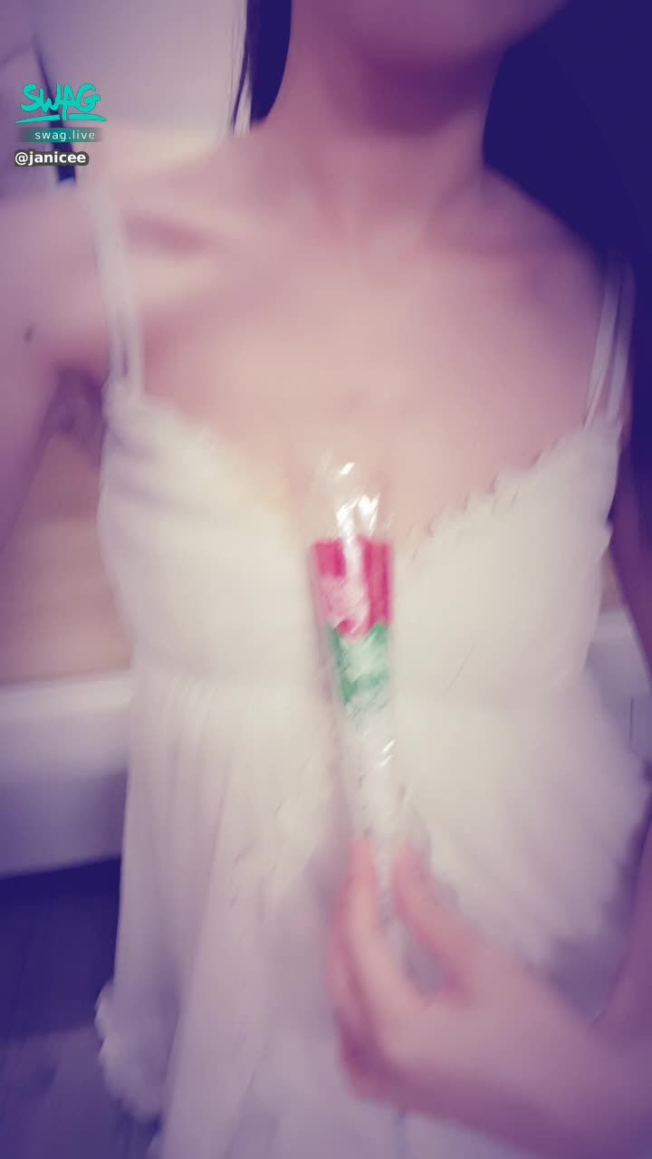 janicee : 性感清純白色低胸睡衣與粉紅色玩具🎀
趴低時露出大片肌膚💙
嬌豔欲滴的嘴唇💋💋💋
make a wish💐