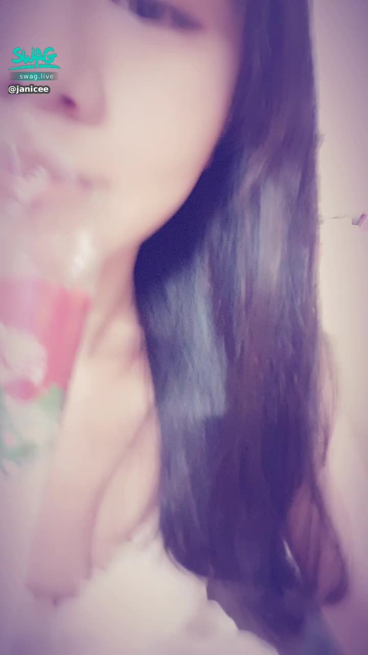 janicee : 性感清純白色低胸睡衣與粉紅色玩具🎀
與花朵嬉戲，男友視角👀
make a wish💐