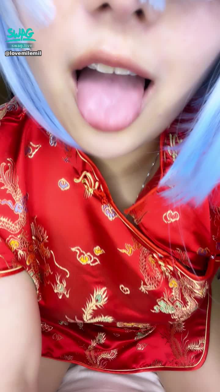 lovemilemile : 哥哥想看什麼呢？