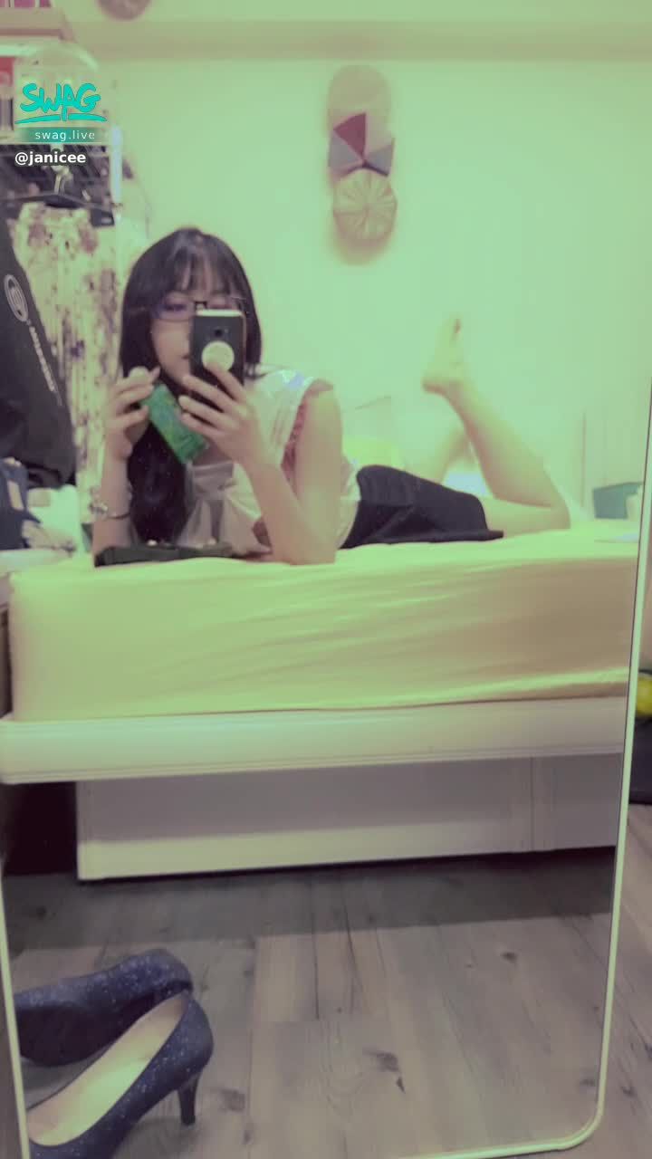 janicee : 薄紗水手服娃娃裝🎀
想起上課時老師有講過，潤滑液對於性行為是很重要的唷💗
student style♥️