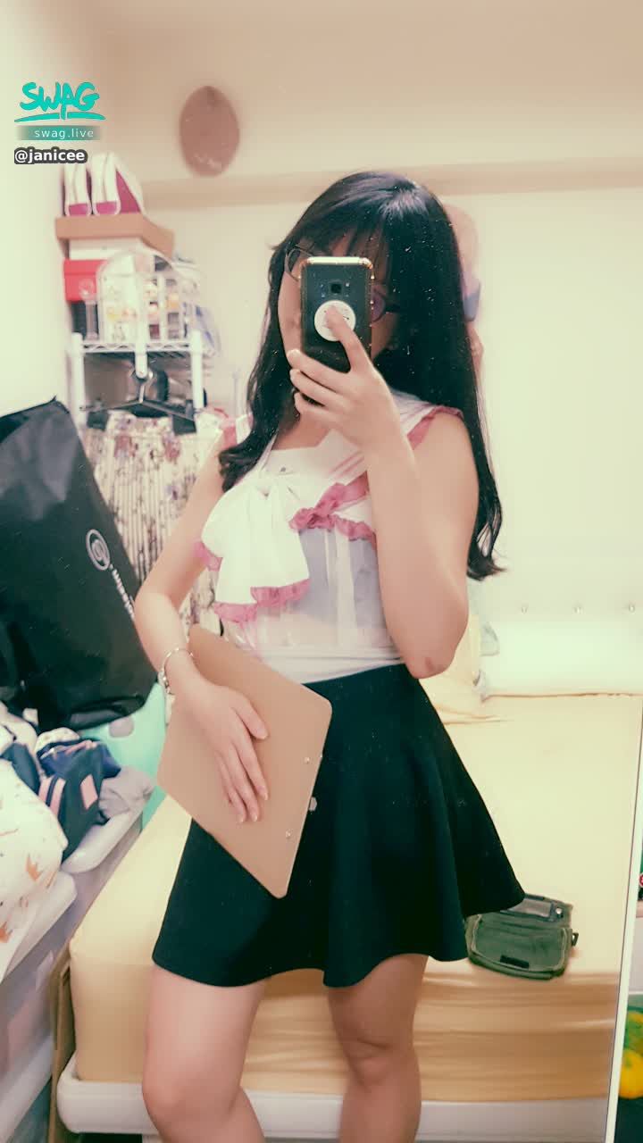 janicee : 上課啦👠
粉絲指定的學生服💫
student style♥️