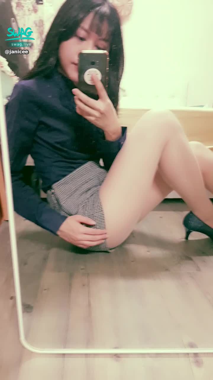 janicee : 粉絲指定的膚色絲襪OL服💙
拉起短褲，露出絲襪的邊緣以及黃色小褲👀
out of office💗