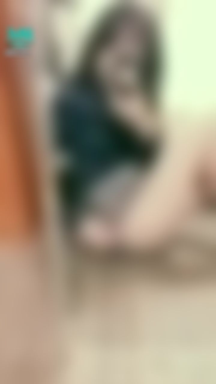 janicee : 粉絲指定的膚色絲襪OL服💙
拉起短褲，露出絲襪的邊緣以及黃色小褲👀
out of office💗