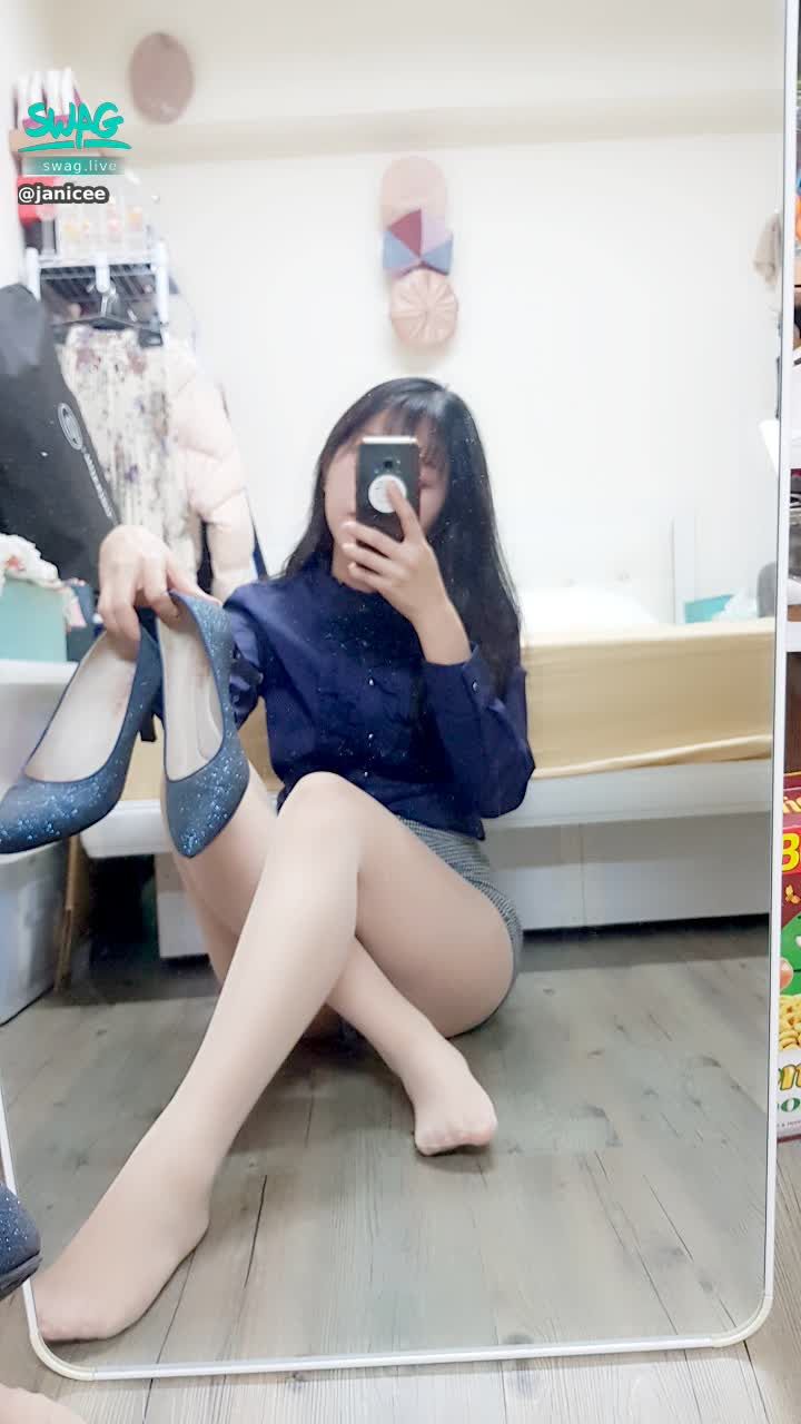 janicee : 下班啦🎀靜照💫
粉絲指定的膚色絲襪OL服💙
短褲透出絲襪的邊緣👀
out of office💗