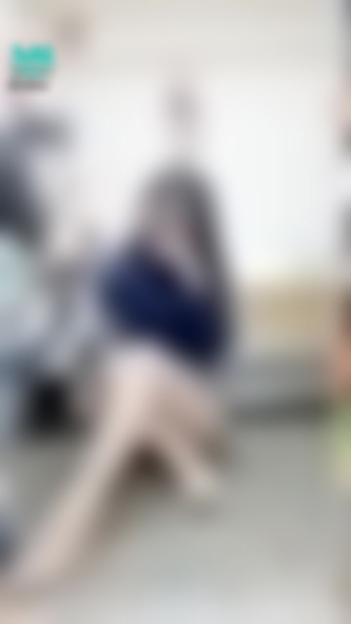 janicee : 下班啦🎀靜照💫
粉絲指定的膚色絲襪OL服💙
短褲透出絲襪的邊緣👀
out of office💗