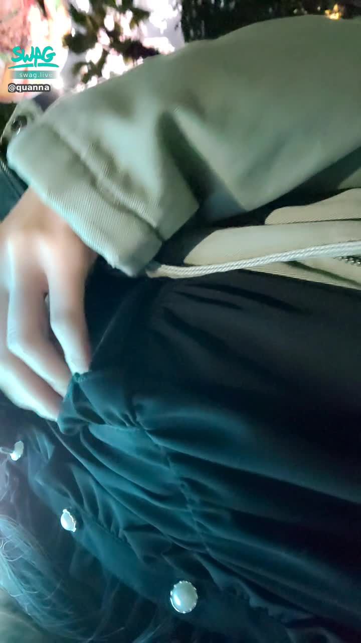 quanna : 天氣冷沒穿內衣出門激凸了，好險穿黑色不會容易被路人看出來