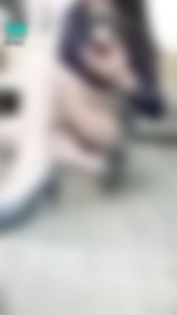 janicee : 粉絲指定的膚色絲襪OL服💙
短褲透出絲襪的邊緣👀
out of office💗