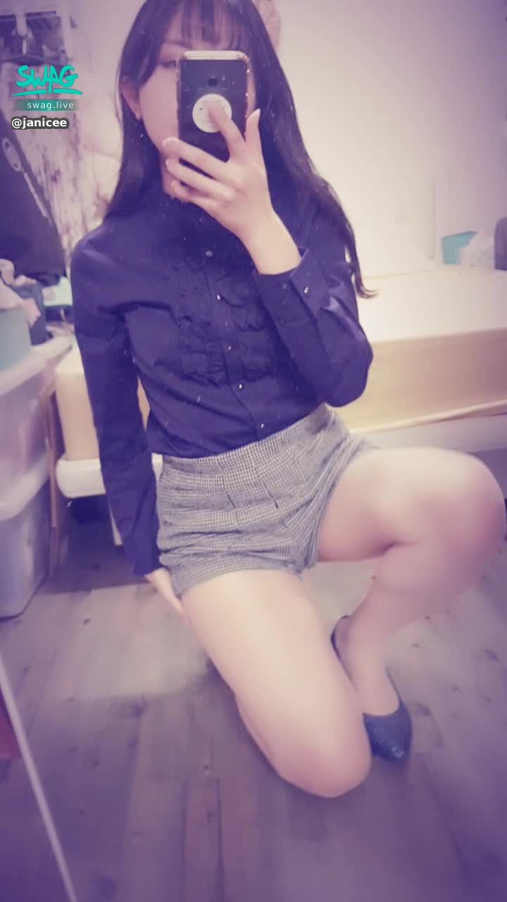 janicee : 膚絲OL服💙
脫下高跟鞋👀
out of office💗