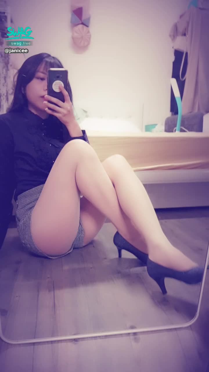 janicee : 粉絲指定的膚色絲襪OL服💙
透膚絲襪下的腳趾與腳掌，脫下高跟鞋👀
out of office💗