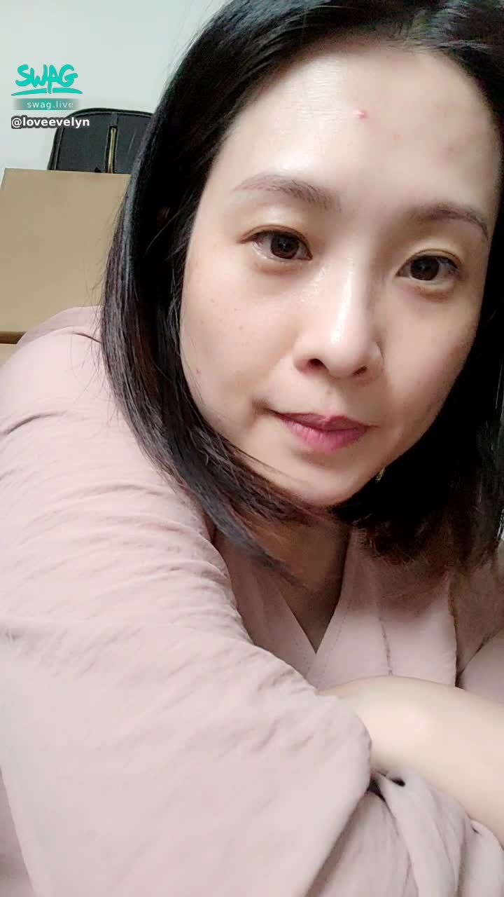 loveevelyn : 準備來出門吃東西
扭個屁屁🙈🙈🙈