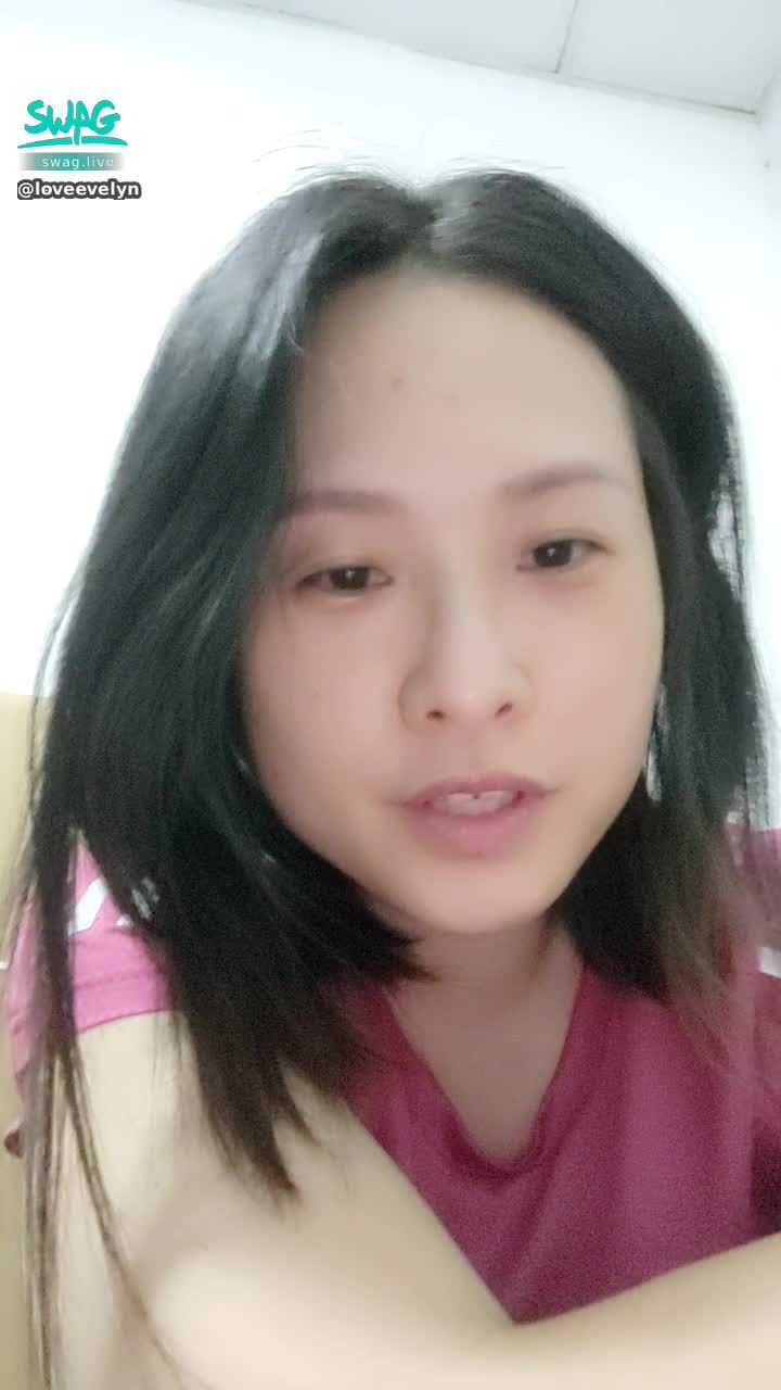 loveevelyn : 來一下色色角度的深蹲
覺得伊伊的屁屁 有結實嗎？