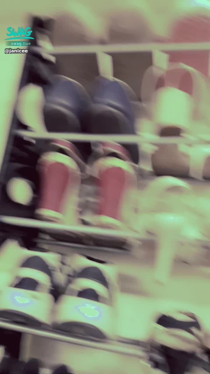 janicee : 回家就是整櫃的高跟鞋💗
脫下鞋子💫
a shoes shelf👠