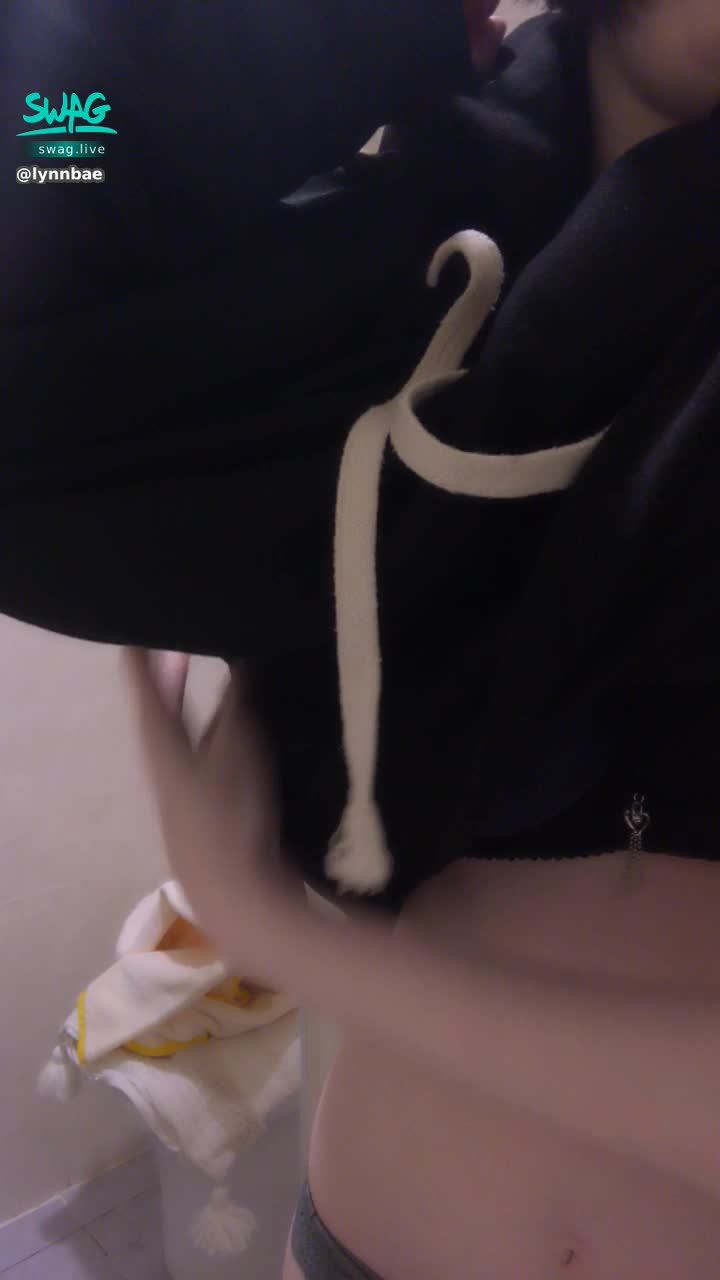 lynnbae : 隔著毛玻璃看著她漸漸脫光🙊