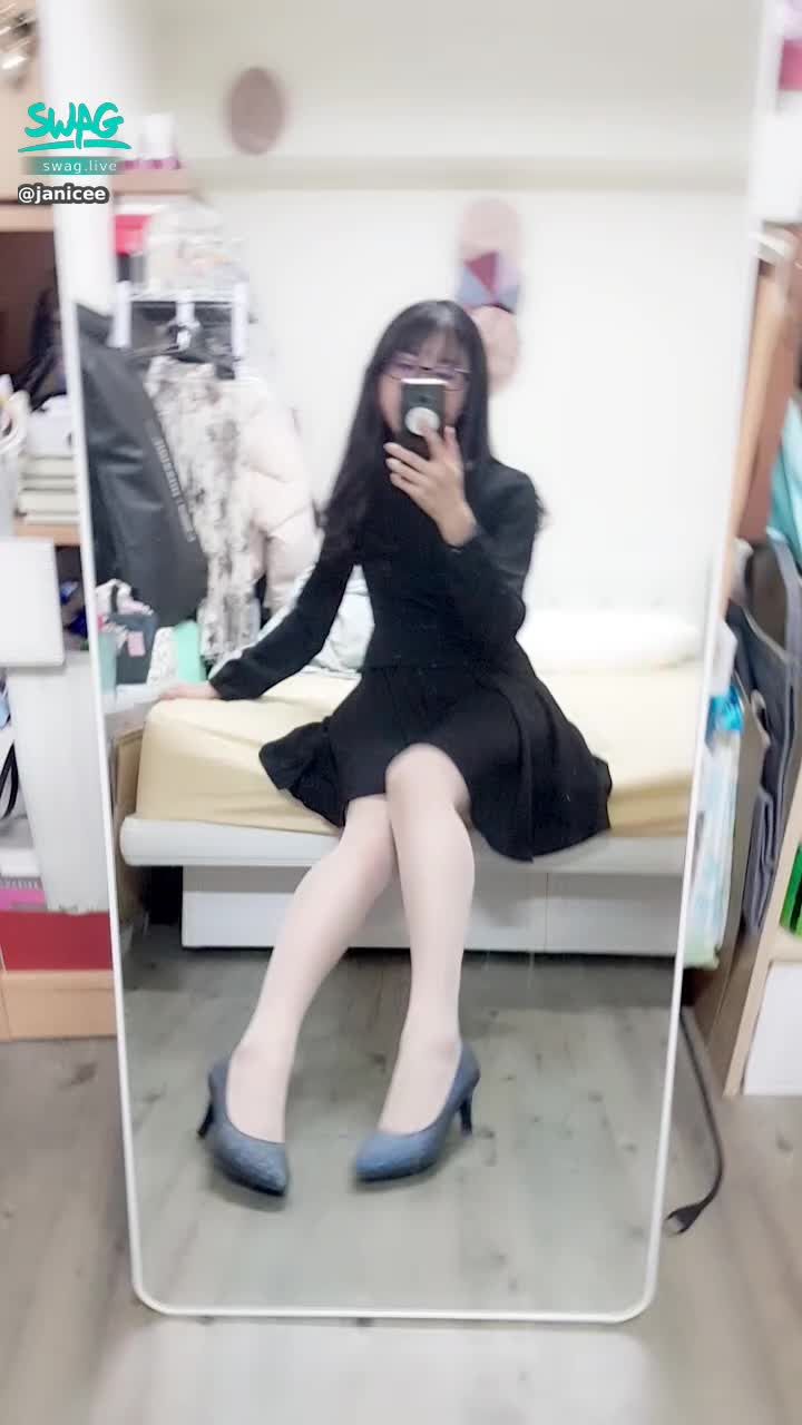 janicee : 下班的OL💙
黑色洋裝與膚色絲襪💖
性感高跟鞋美腿💛
out of office👠